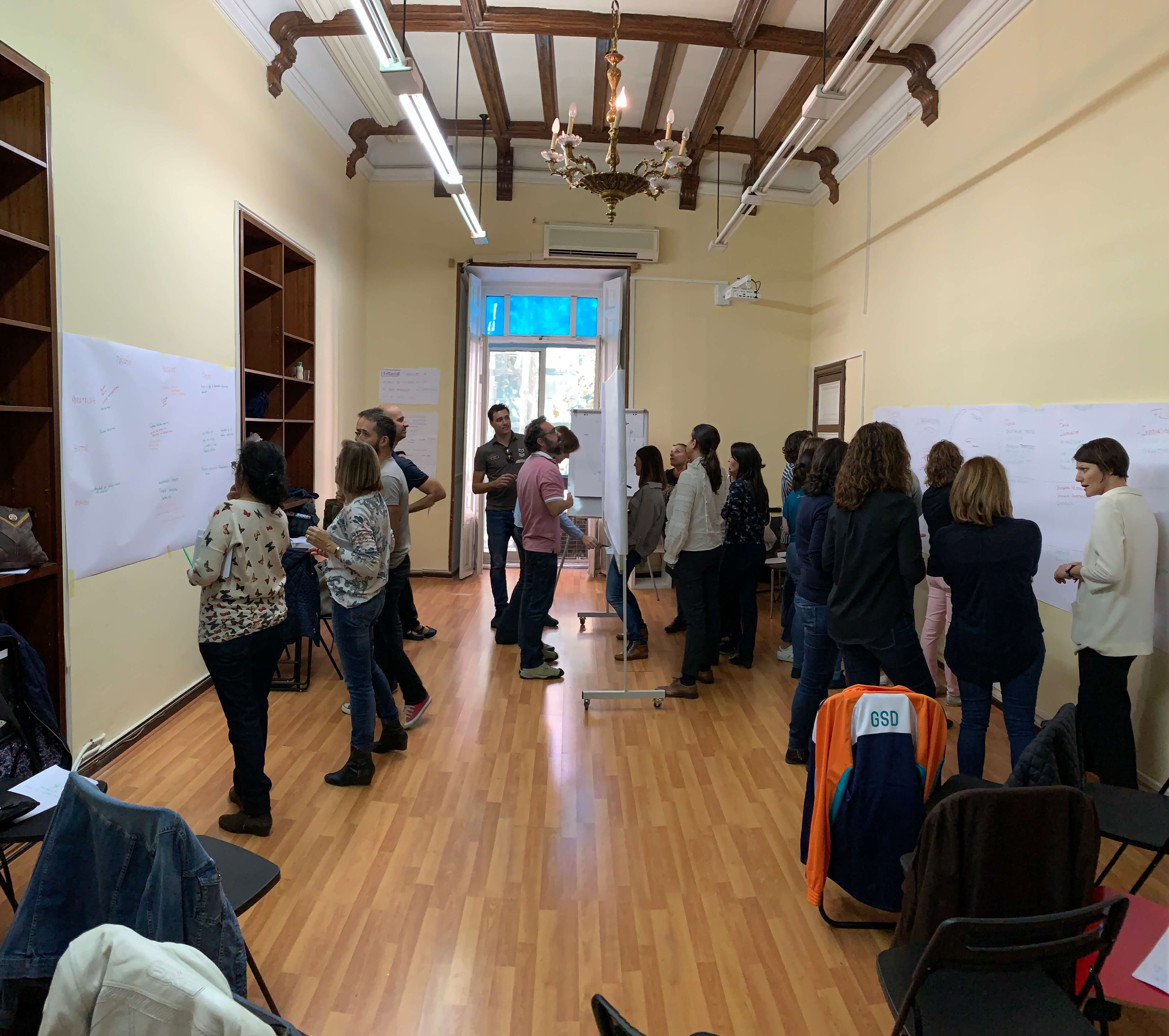 Sesión de trabajo grupal en taller