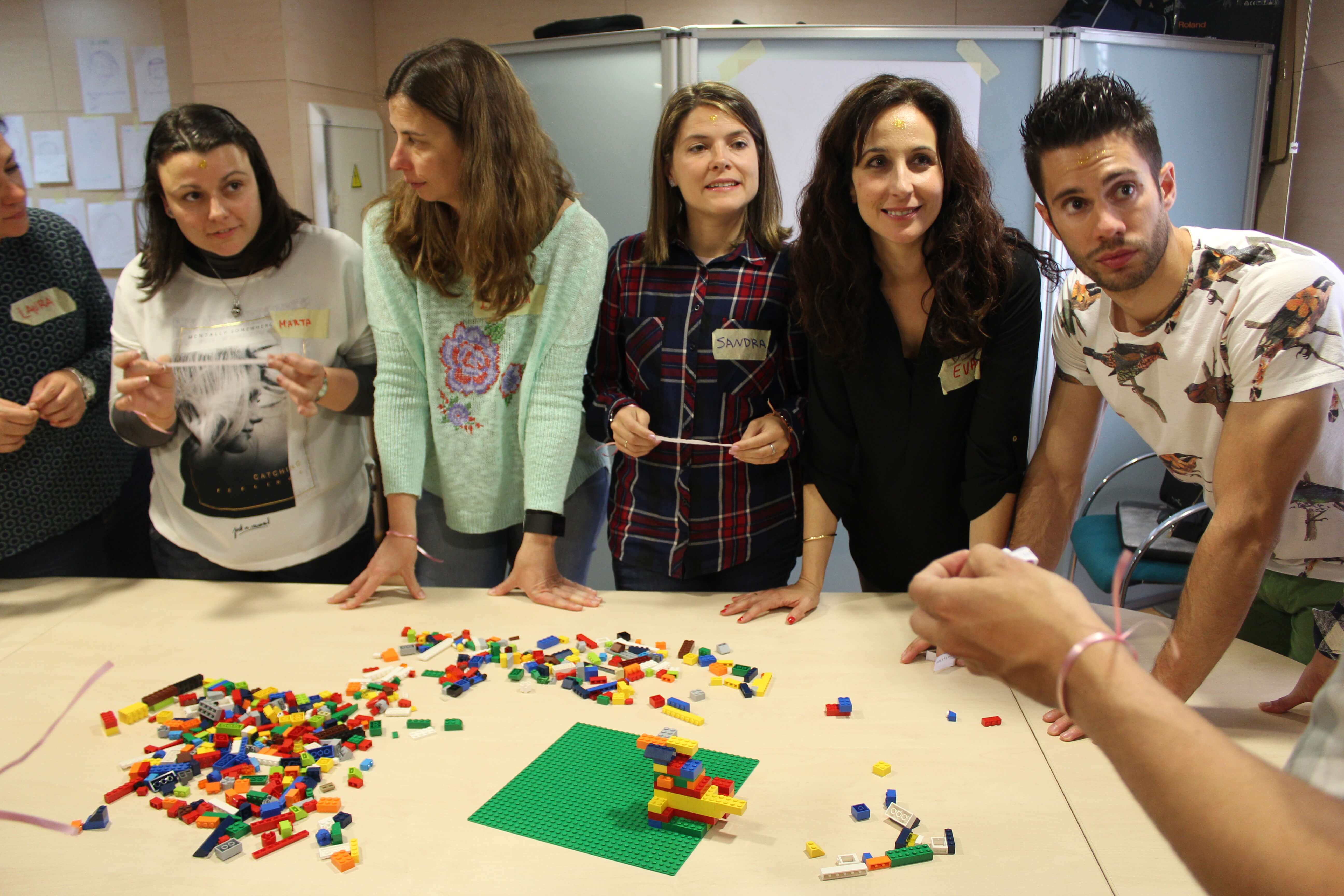 Equipo celebrando resultados de un taller de transformación