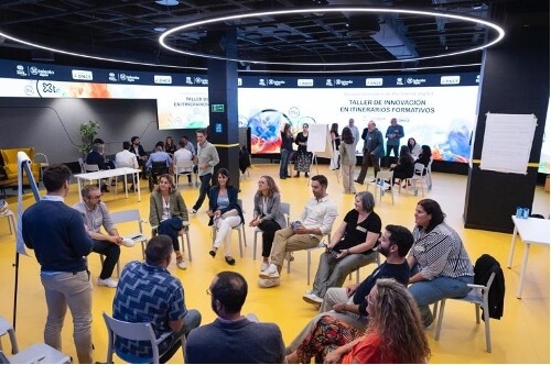 Taller de innovación con participantes en círculo