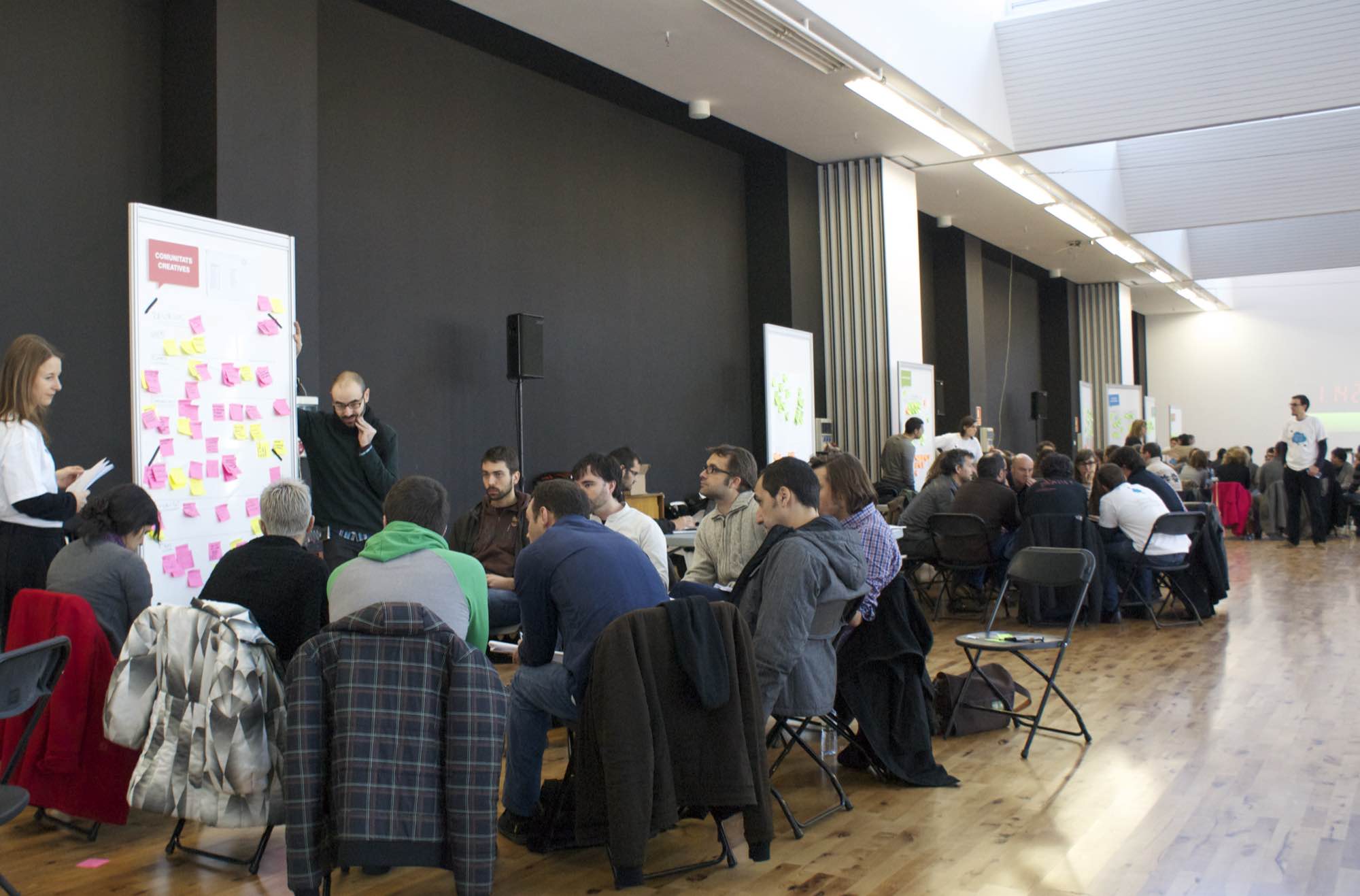 Participantes colaborando en una sesión de laboratorio ciudadano