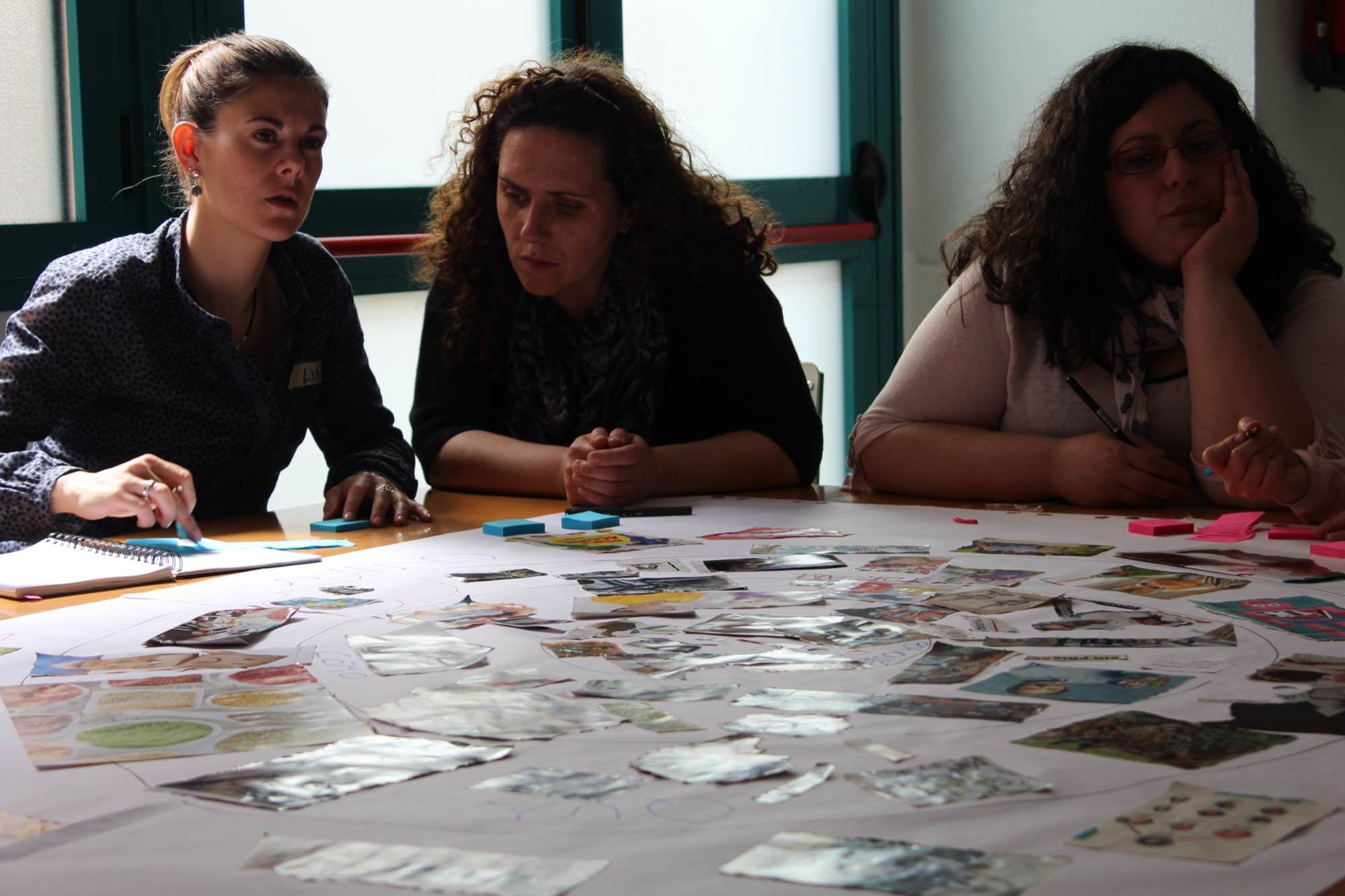 Participantes trabajando en una sesión de innovación